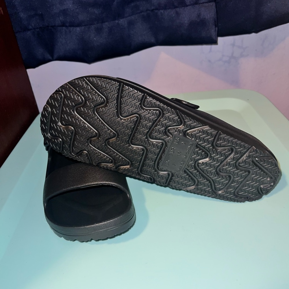 Black Summer slides!! 😍😍